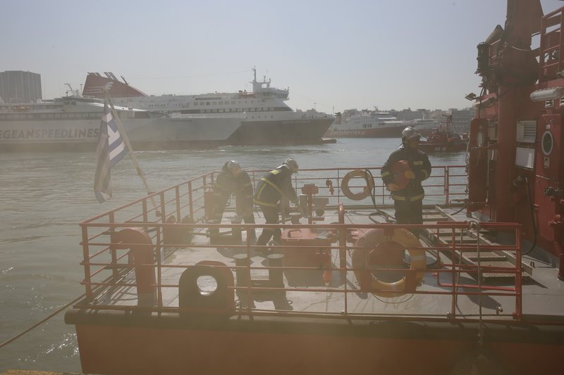 Ασκηση της Πυροσβεστικής στον Πειραιά με εγκλωβισμένους σε πλοίο και ανθρώπους στη θάλασσα [εικόνες]  | iefimerida.gr 3