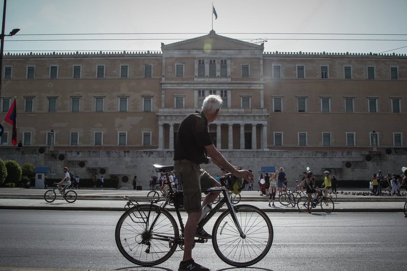 Ο Ποδηλατικός Γύρος της Αθήνας μέσα από τον φωτογραφικό φακό -Κορίτσια με φουστάνια, ποδήλατα κάθε είδους και κρουστά | iefimerida.gr 1