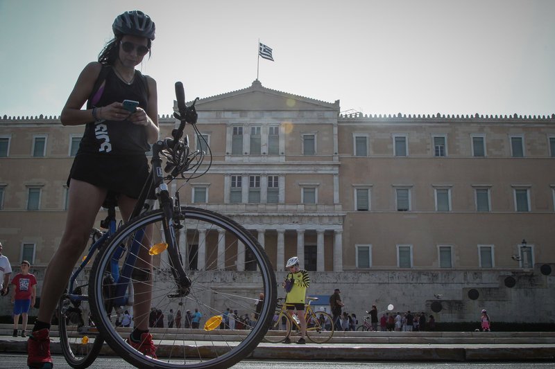 Ο Ποδηλατικός Γύρος της Αθήνας μέσα από τον φωτογραφικό φακό -Κορίτσια με φουστάνια, ποδήλατα κάθε είδους και κρουστά | iefimerida.gr 3