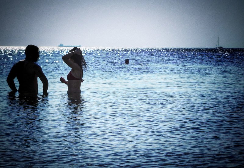 Ξεχύθηκαν στις παραλίες για το πρώτο μπάνιο οι Αθηναίοι [εικόνες] | iefimerida.gr 8