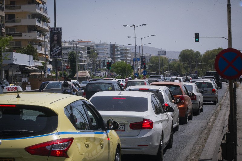 Κυκλοφοριακό κομφούζιο στην παραλιακή -Ταλαιπωρία για να κάνουν Πρωτομαγιά πλάι στο κύμα [εικόνες]  | iefimerida.gr 1