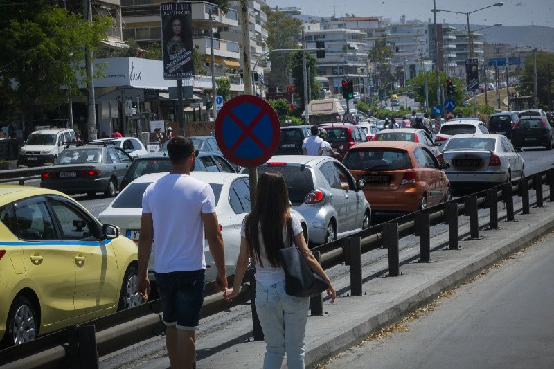 Κυκλοφοριακό κομφούζιο στην παραλιακή -Ταλαιπωρία για να κάνουν Πρωτομαγιά πλάι στο κύμα [εικόνες]  | iefimerida.gr 4