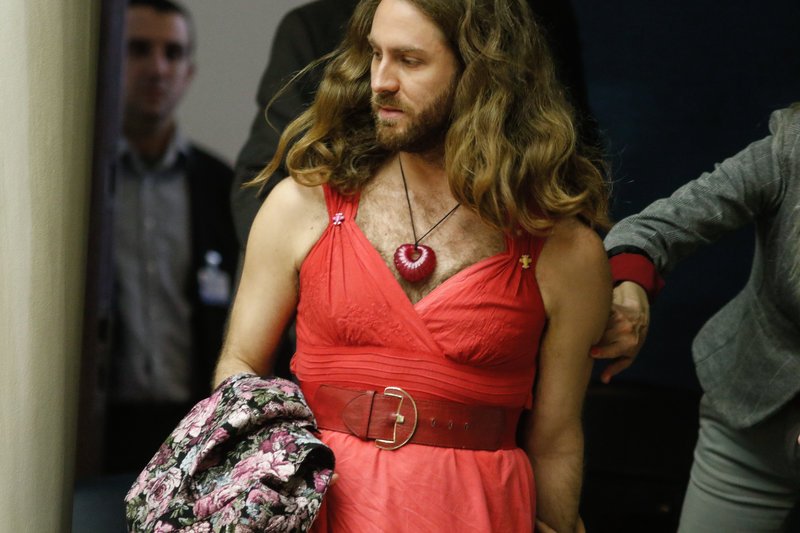 Με κατακόκκινο φόρεμα στα θεωρεία της Βουλής ο Τζέισον Αντιγόνη [εικόνες] | iefimerida.gr 4