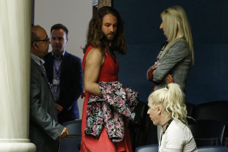 Με κατακόκκινο φόρεμα στα θεωρεία της Βουλής ο Τζέισον Αντιγόνη [εικόνες] | iefimerida.gr 1