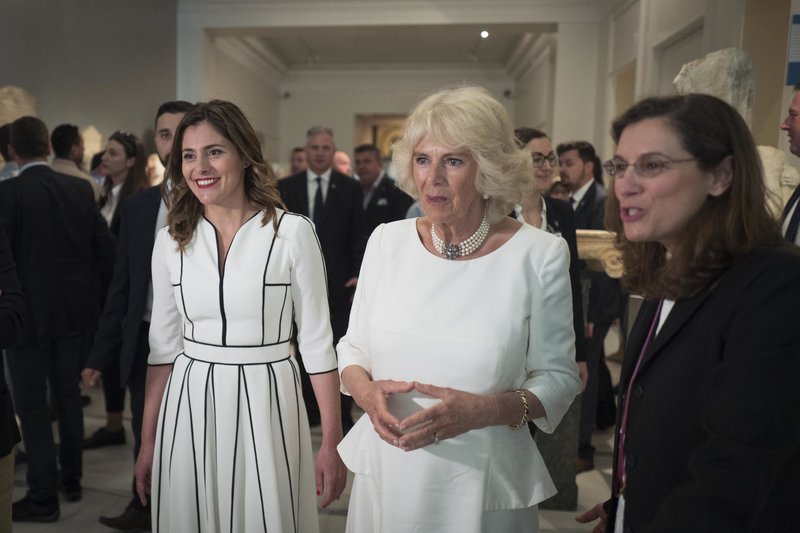 Η Περιστέρα Μπαζιάνα με την Καμίλα στο Μουσείο Μπενάκη (Φωτογραφία: Eurokinissi/ΓΡΑΦΕΙΟ ΤΥΠΟΥ ΠΡΩΘΥΠΟΥΡΓΟΥ/Andrea Bonetti)