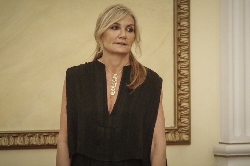 Με μακριά λευκή τουαλέτα η Καμίλα -Οι κομψές εμφανίσεις Περιστέρας και Μαρέβας [εικόνες] | iefimerida.gr 4