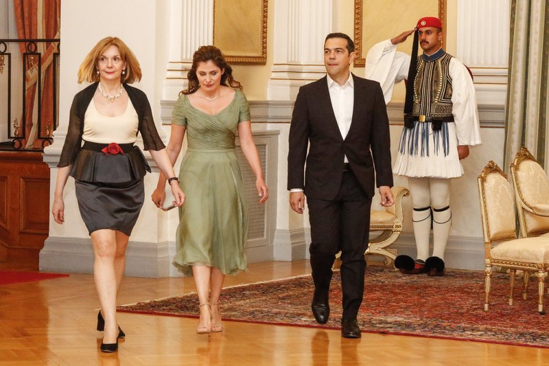 Με μακριά λευκή τουαλέτα η Καμίλα -Οι κομψές εμφανίσεις Περιστέρας και Μαρέβας [εικόνες] | iefimerida.gr 3