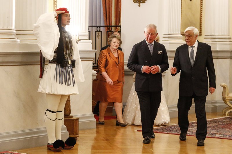 Με μακριά λευκή τουαλέτα η Καμίλα -Οι κομψές εμφανίσεις Περιστέρας και Μαρέβας [εικόνες] | iefimerida.gr 6