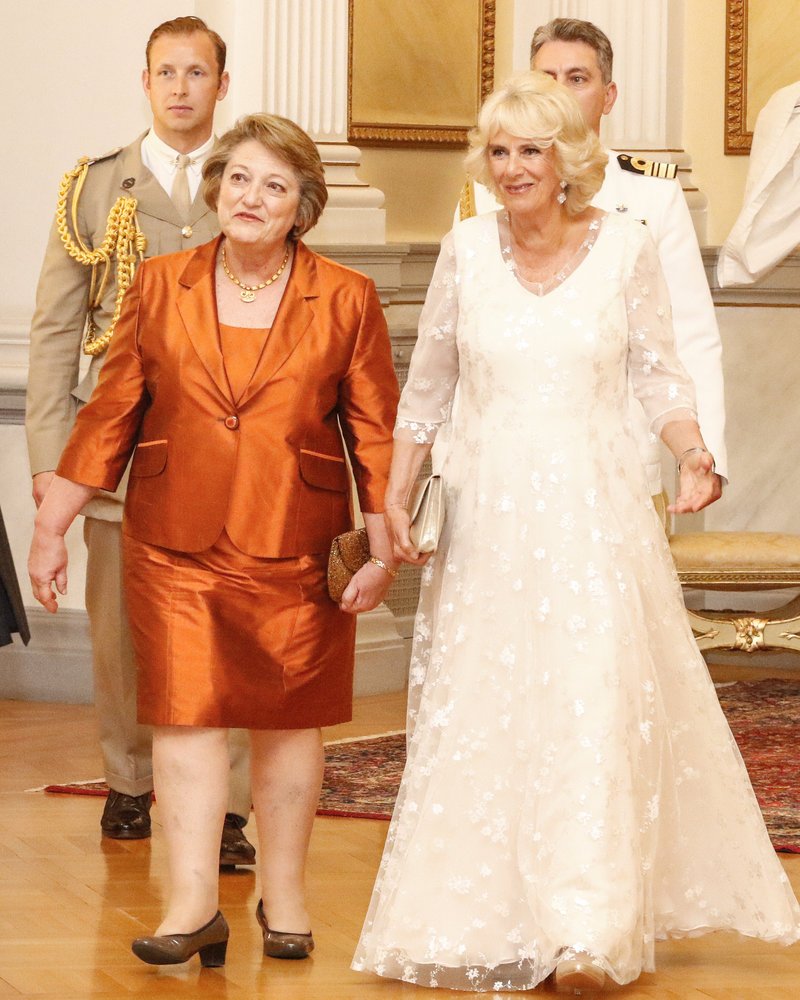 Με μακριά λευκή τουαλέτα η Καμίλα -Οι κομψές εμφανίσεις Περιστέρας και Μαρέβας [εικόνες] | iefimerida.gr 0