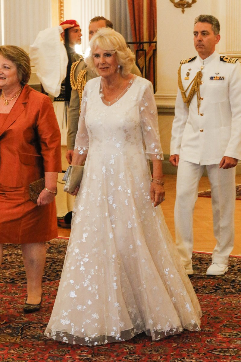 Με μακριά λευκή τουαλέτα η Καμίλα -Οι κομψές εμφανίσεις Περιστέρας και Μαρέβας [εικόνες] | iefimerida.gr 1