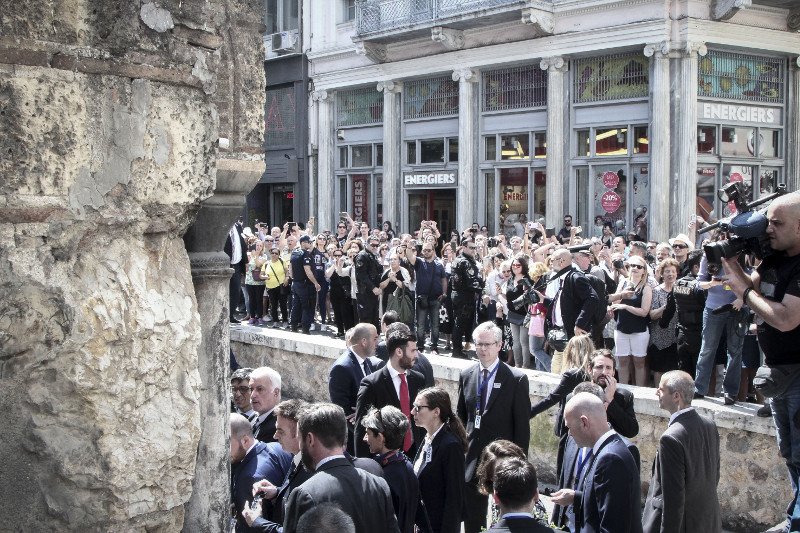 Κάρολος και Καμίλα έκαναν βόλτα στην Ερμού & προσκύνησαν στην Καπνικαρέα [εικόνες+βίντεο] | iefimerida.gr 7