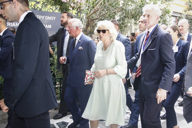 Κάρολος και Καμίλα έκαναν βόλτα στην Ερμού & προσκύνησαν στην Καπνικαρέα [εικόνες+βίντεο] | iefimerida.gr 3