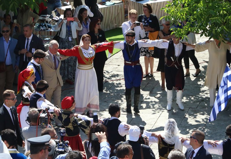 Κάρολος και Καμίλα χόρεψαν κρητικό παραδοσιακό χορό σε γλέντι [εικόνες & βίντεο] | iefimerida.gr 3