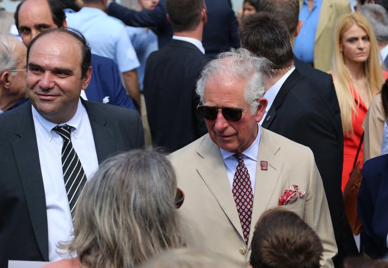 Κάρολος και Καμίλα χόρεψαν κρητικό παραδοσιακό χορό σε γλέντι [εικόνες & βίντεο] | iefimerida.gr 14