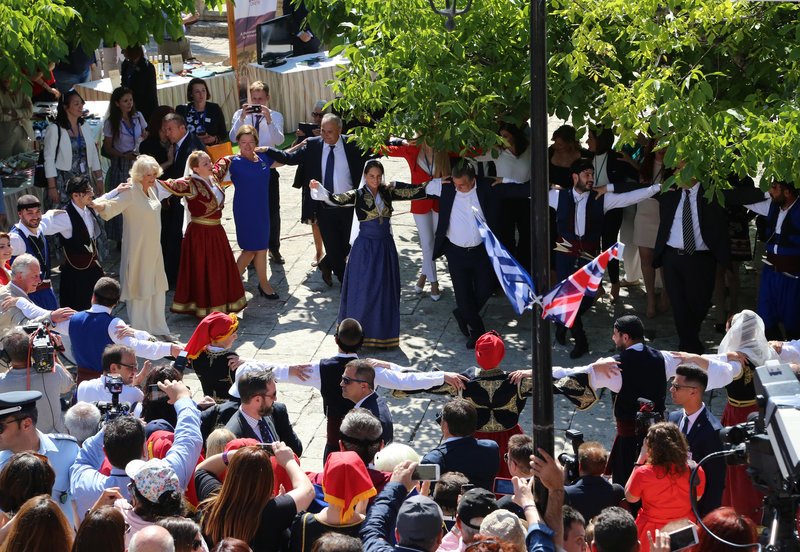 Κάρολος και Καμίλα χόρεψαν κρητικό παραδοσιακό χορό σε γλέντι [εικόνες & βίντεο] | iefimerida.gr 2