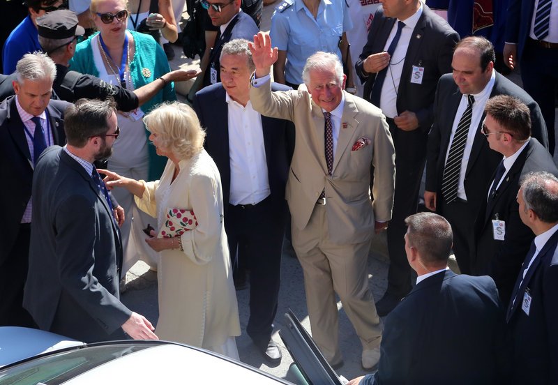 Κάρολος και Καμίλα χόρεψαν κρητικό παραδοσιακό χορό σε γλέντι [εικόνες & βίντεο] | iefimerida.gr 12