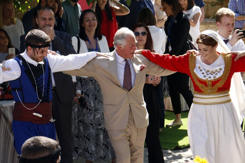 «Είσαι πολύ εντυπωσιακή....» -Τα κοπλιμέντα του πρίγκιπα Καρόλου στη νεαρή Κρητικιά που χόρεψε μαζί του [εικόνες] | iefimerida.gr 6