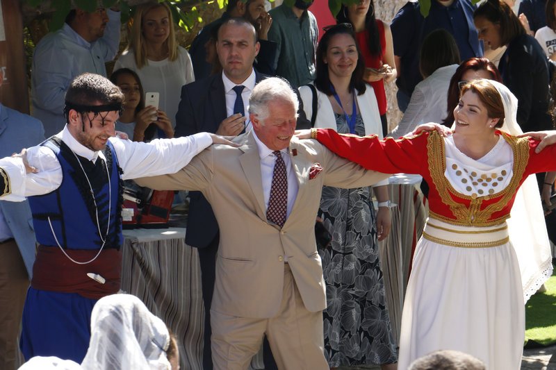 «Είσαι πολύ εντυπωσιακή....» -Τα κοπλιμέντα του πρίγκιπα Καρόλου στη νεαρή Κρητικιά που χόρεψε μαζί του [εικόνες] | iefimerida.gr 5