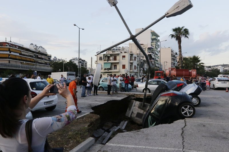 Καλλιθέα: Ανοιξε η γη, κατάπιε ΙΧ σε πάρκινγκ -Δήμαρχος: «Δεν είναι πάρκινγκ, κάλυψαν τον Ιλισό» [εικόνες & βίντεο] | iefimerida.gr 2