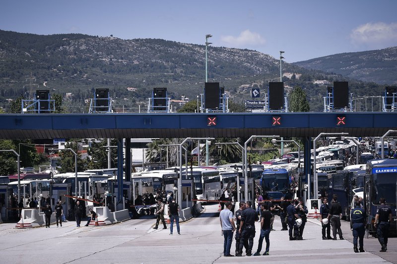 Στα διόδια των Αφιδνών οι οπαδοί του ΠΑΟΚ- Εξονυχιστικοί έλεγχοι στα λεωφορεία | iefimerida.gr 0