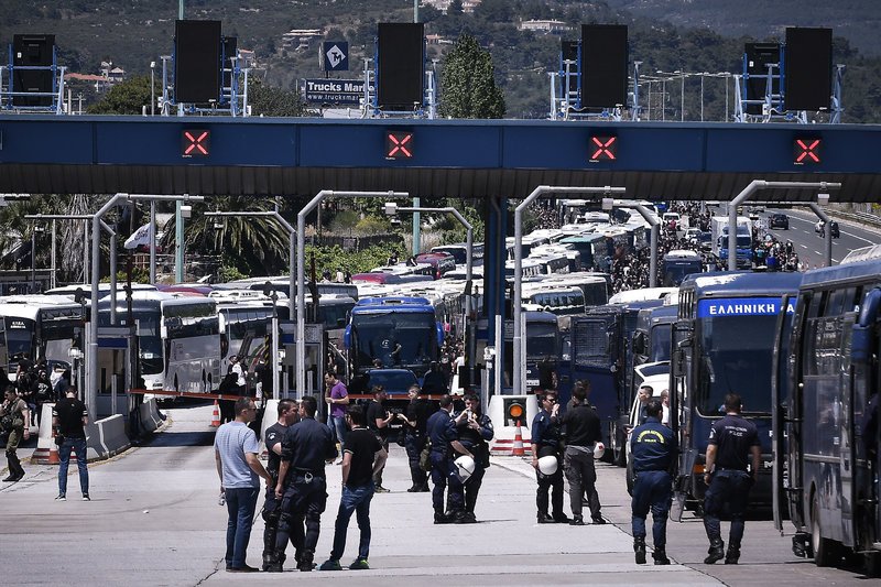 Στα διόδια των Αφιδνών οι οπαδοί του ΠΑΟΚ- Εξονυχιστικοί έλεγχοι στα λεωφορεία | iefimerida.gr 2