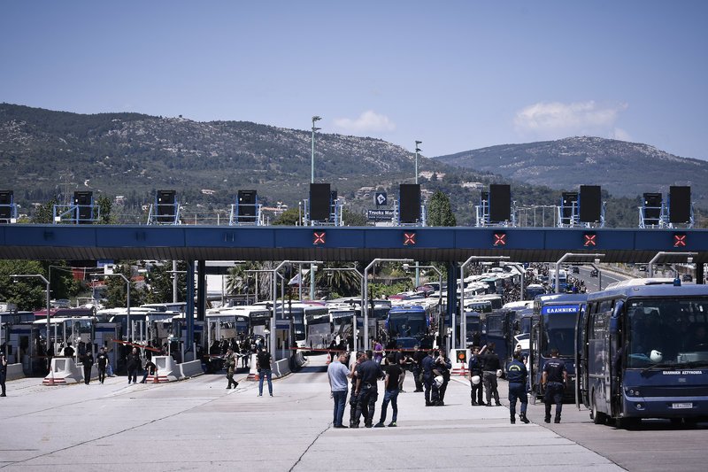 Στα διόδια των Αφιδνών οι οπαδοί του ΠΑΟΚ- Εξονυχιστικοί έλεγχοι στα λεωφορεία | iefimerida.gr 1