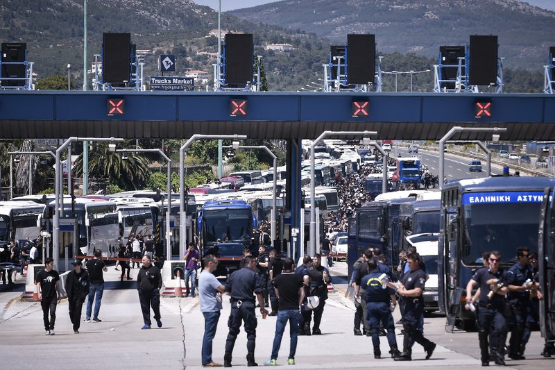 Στα διόδια των Αφιδνών οι οπαδοί του ΠΑΟΚ- Εξονυχιστικοί έλεγχοι στα λεωφορεία | iefimerida.gr 3