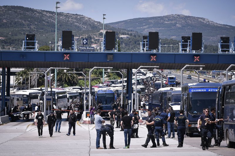 Στα διόδια των Αφιδνών οι οπαδοί του ΠΑΟΚ- Εξονυχιστικοί έλεγχοι στα λεωφορεία | iefimerida.gr 4