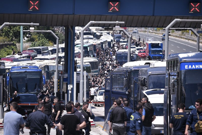 Στα διόδια των Αφιδνών οι οπαδοί του ΠΑΟΚ- Εξονυχιστικοί έλεγχοι στα λεωφορεία | iefimerida.gr 5