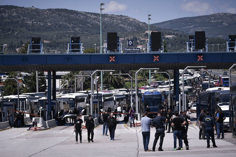Στα διόδια των Αφιδνών οι οπαδοί του ΠΑΟΚ- Εξονυχιστικοί έλεγχοι στα λεωφορεία | iefimerida.gr 6
