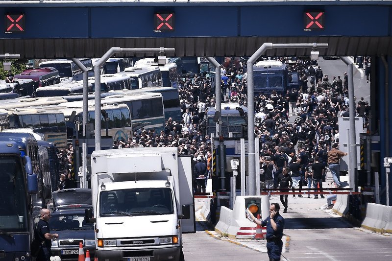 Στα διόδια των Αφιδνών οι οπαδοί του ΠΑΟΚ- Εξονυχιστικοί έλεγχοι στα λεωφορεία | iefimerida.gr 7