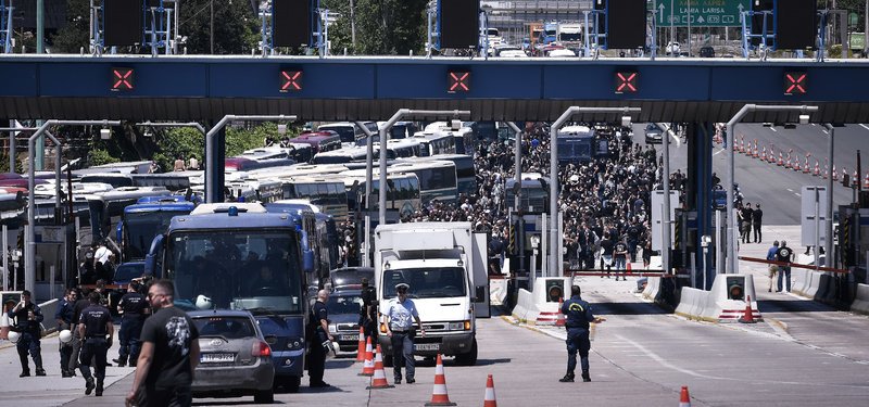 Στα διόδια των Αφιδνών οι οπαδοί του ΠΑΟΚ- Εξονυχιστικοί έλεγχοι στα λεωφορεία | iefimerida.gr 8
