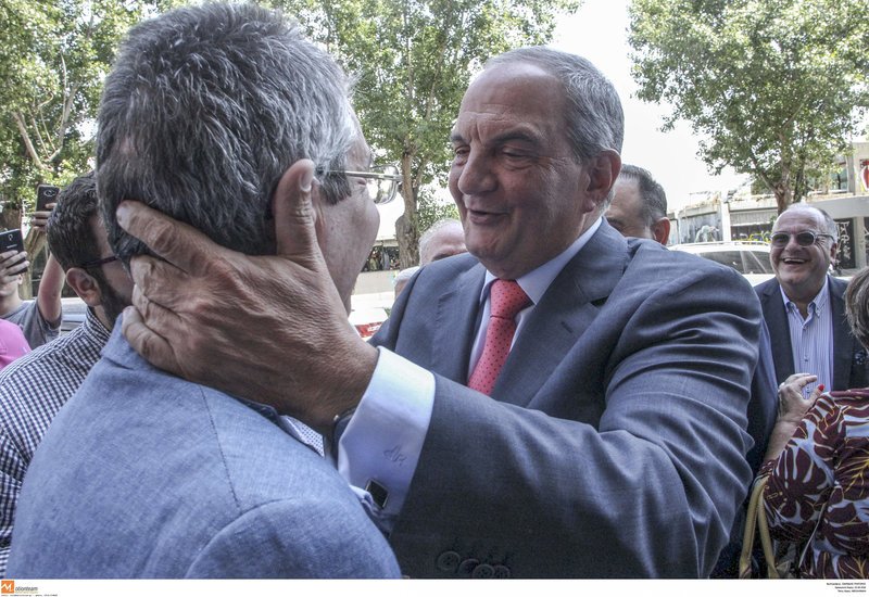 Συνταξιούχος σε Κ. Καραμανλή: Μας ξεφτιλίσατε -Οι σέλφι, τα χειροκροτήματα και η πρεσβυωπία [βίντεο] | iefimerida.gr 1