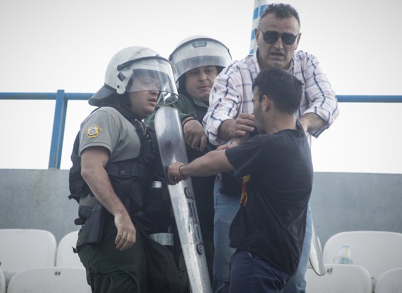 Αγριες συμπλοκές οπαδών και ΜΑΤ στο «Ελ Πάσο» [εικόνες] | iefimerida.gr 5