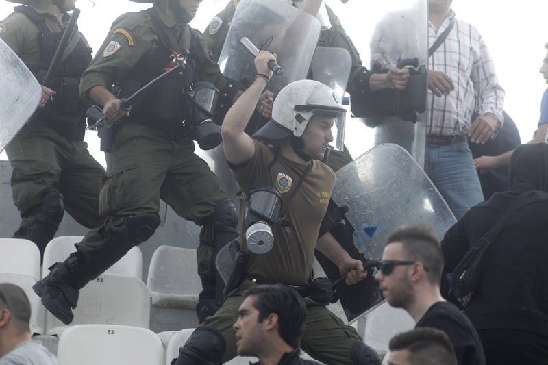 Αγριες συμπλοκές οπαδών και ΜΑΤ στο «Ελ Πάσο» [εικόνες] | iefimerida.gr 0