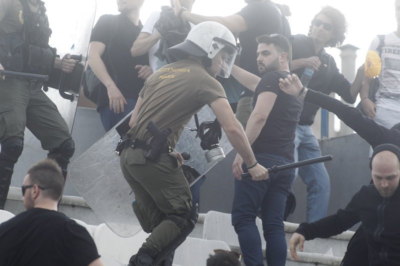 Αγριες συμπλοκές οπαδών και ΜΑΤ στο «Ελ Πάσο» [εικόνες] | iefimerida.gr 3