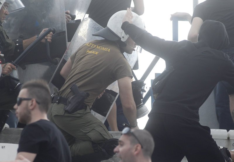 Αγριες συμπλοκές οπαδών και ΜΑΤ στο «Ελ Πάσο» [εικόνες] | iefimerida.gr 1