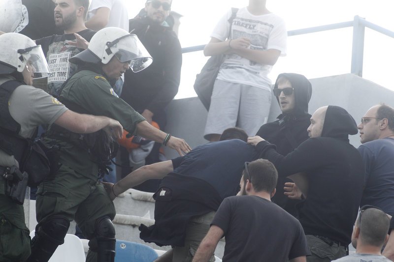 Αγριες συμπλοκές οπαδών και ΜΑΤ στο «Ελ Πάσο» [εικόνες] | iefimerida.gr 2