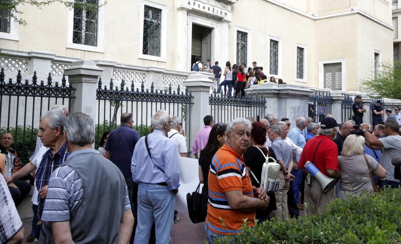 Συγκέντρωση συνταξιούχων έξω από το ΣτΕ για τον νόμο Κατρούγκαλου [εικόνες & βίντεο] | iefimerida.gr 2