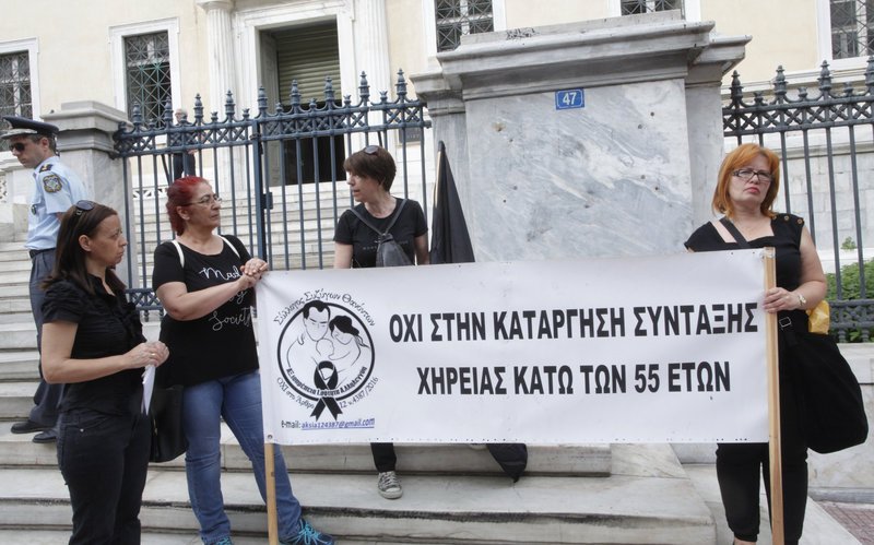 Συγκέντρωση συνταξιούχων έξω από το ΣτΕ για τον νόμο Κατρούγκαλου [εικόνες & βίντεο] | iefimerida.gr 1