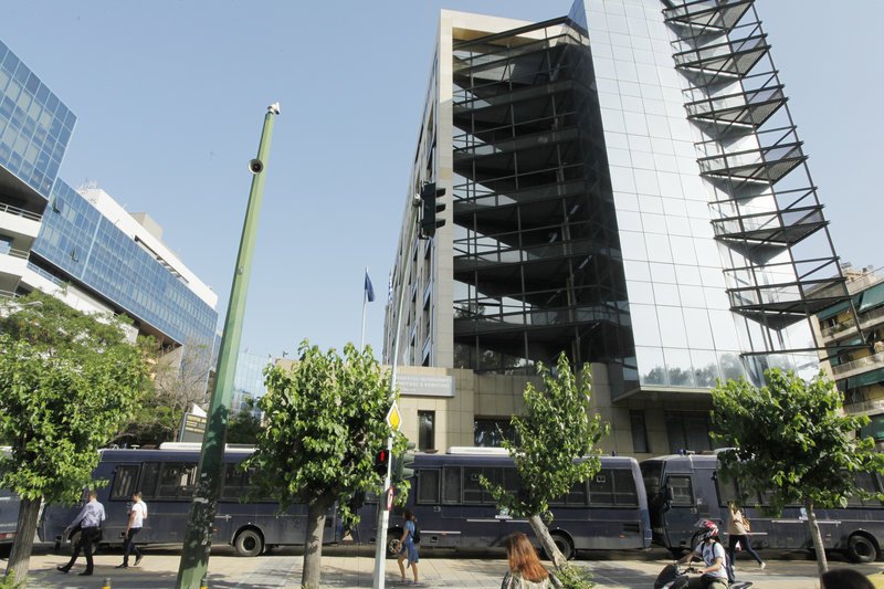 Εξω από το υπουργείο Ενέργειας εργαζόμενοι της ΔΕΗ -Ισχυρές αστυνομικές δυνάμεις [εικόνες] | iefimerida.gr 1