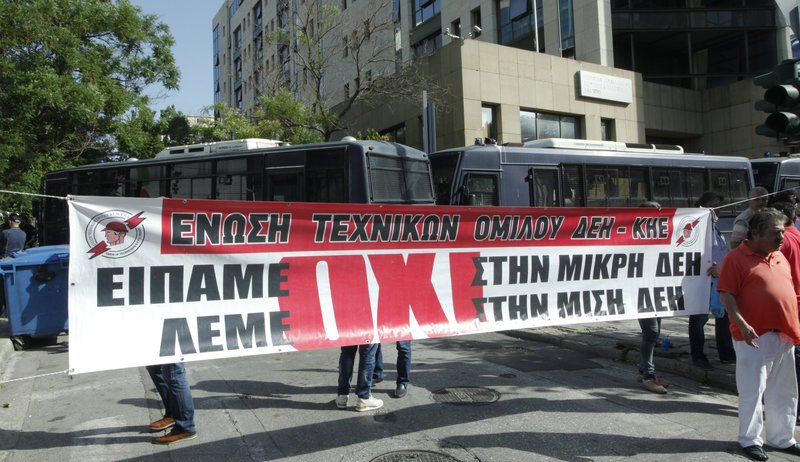 Εξω από το υπουργείο Ενέργειας εργαζόμενοι της ΔΕΗ -Ισχυρές αστυνομικές δυνάμεις [εικόνες] | iefimerida.gr 0