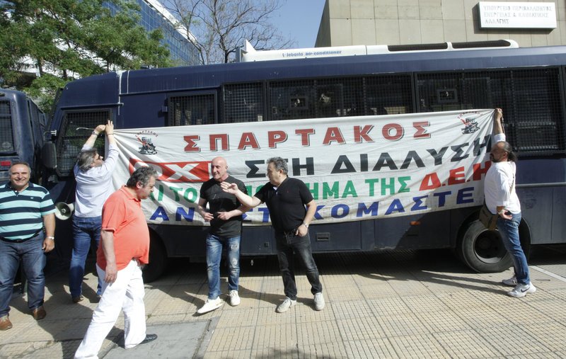 Εξω από το υπουργείο Ενέργειας εργαζόμενοι της ΔΕΗ -Ισχυρές αστυνομικές δυνάμεις [εικόνες] | iefimerida.gr 4