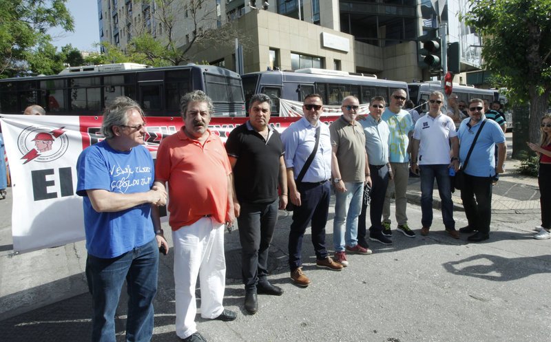 Εξω από το υπουργείο Ενέργειας εργαζόμενοι της ΔΕΗ -Ισχυρές αστυνομικές δυνάμεις [εικόνες] | iefimerida.gr 3