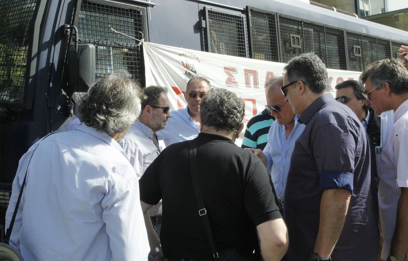 Εξω από το υπουργείο Ενέργειας εργαζόμενοι της ΔΕΗ -Ισχυρές αστυνομικές δυνάμεις [εικόνες] | iefimerida.gr 2