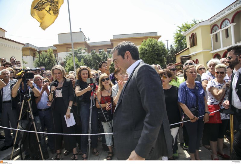 Πλήθος κόσμου στην κηδεία του Χάρρυ Κλυνν -Παρών και ο πρωθυπουργός Αλέξης Τσίπρας [εικόνες] | iefimerida.gr 15