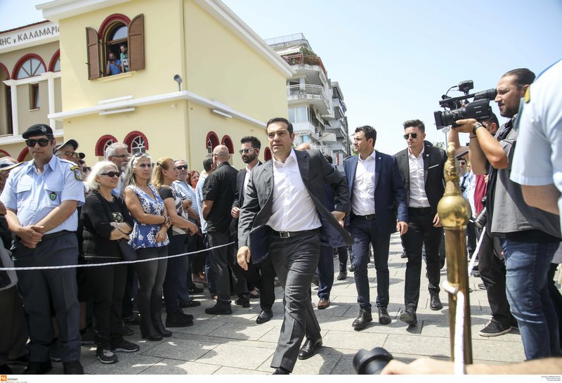 Πλήθος κόσμου στην κηδεία του Χάρρυ Κλυνν -Παρών και ο πρωθυπουργός Αλέξης Τσίπρας [εικόνες] | iefimerida.gr 13