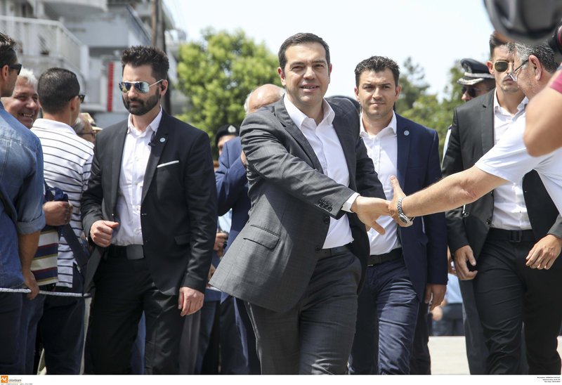 Πλήθος κόσμου στην κηδεία του Χάρρυ Κλυνν -Παρών και ο πρωθυπουργός Αλέξης Τσίπρας [εικόνες] | iefimerida.gr 14