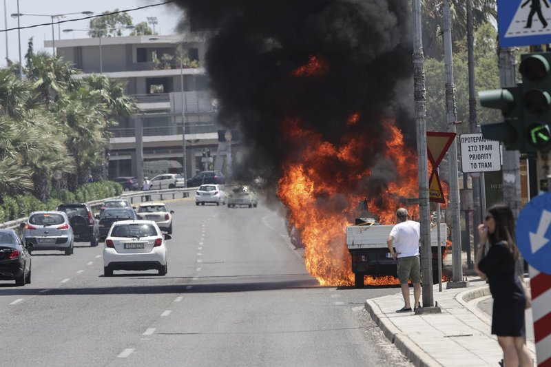 Πήρε φωτιά φορτηγό στην παραλιακή, στον Αλιμο [εικόνες] | iefimerida.gr 3