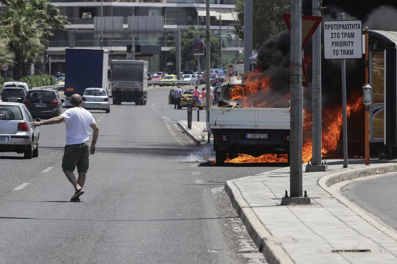 Πήρε φωτιά φορτηγό στην παραλιακή, στον Αλιμο [εικόνες] | iefimerida.gr 2